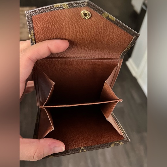 ⭐️ SALE ⭐️ ✨ Authentic ✨ Louis Vuitton Elise Wallet - Picture 4 of 8